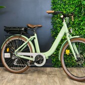 Notre vélo de ville Electrique ultra confort !
Le brooklyn vintage équipé de gros pneus, d'un moteur central et de freins a disques, est le parfait équilibre entre confort et performance pour vos balades en ville ou bord de mer ;) 

@arcade_cycles